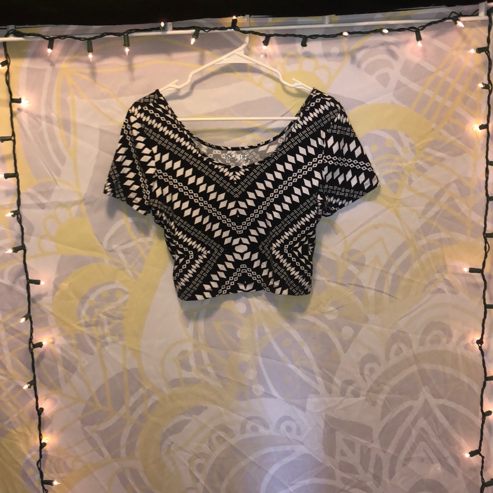 Geometric cropped tee